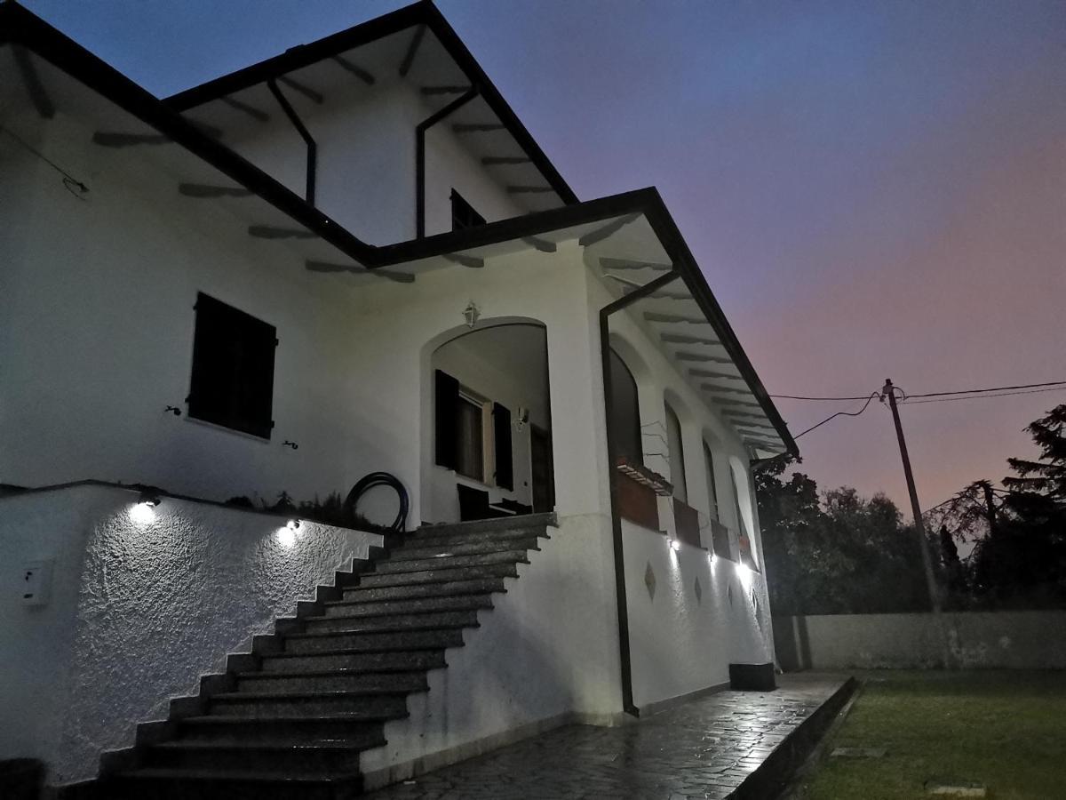 Villa Flora Affittacamere Luni Buitenkant foto