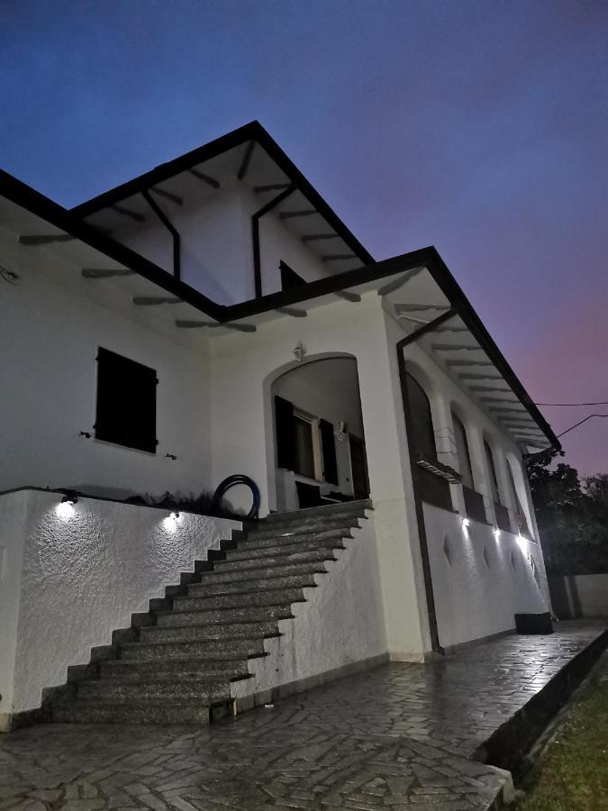 Villa Flora Affittacamere Luni Buitenkant foto